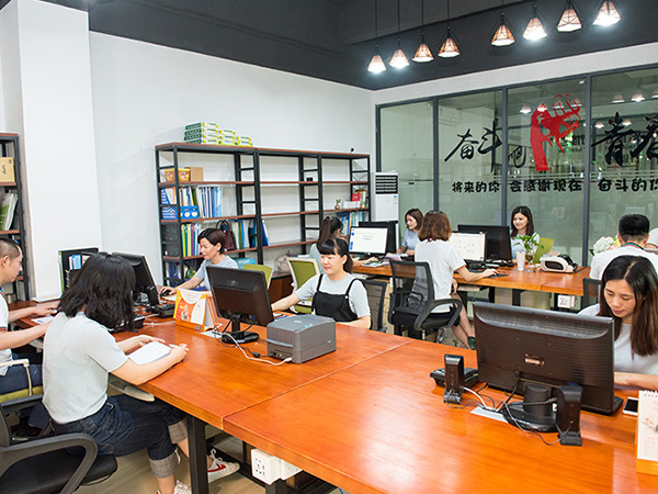 水蜜桃网站在线看金屬-辦公室